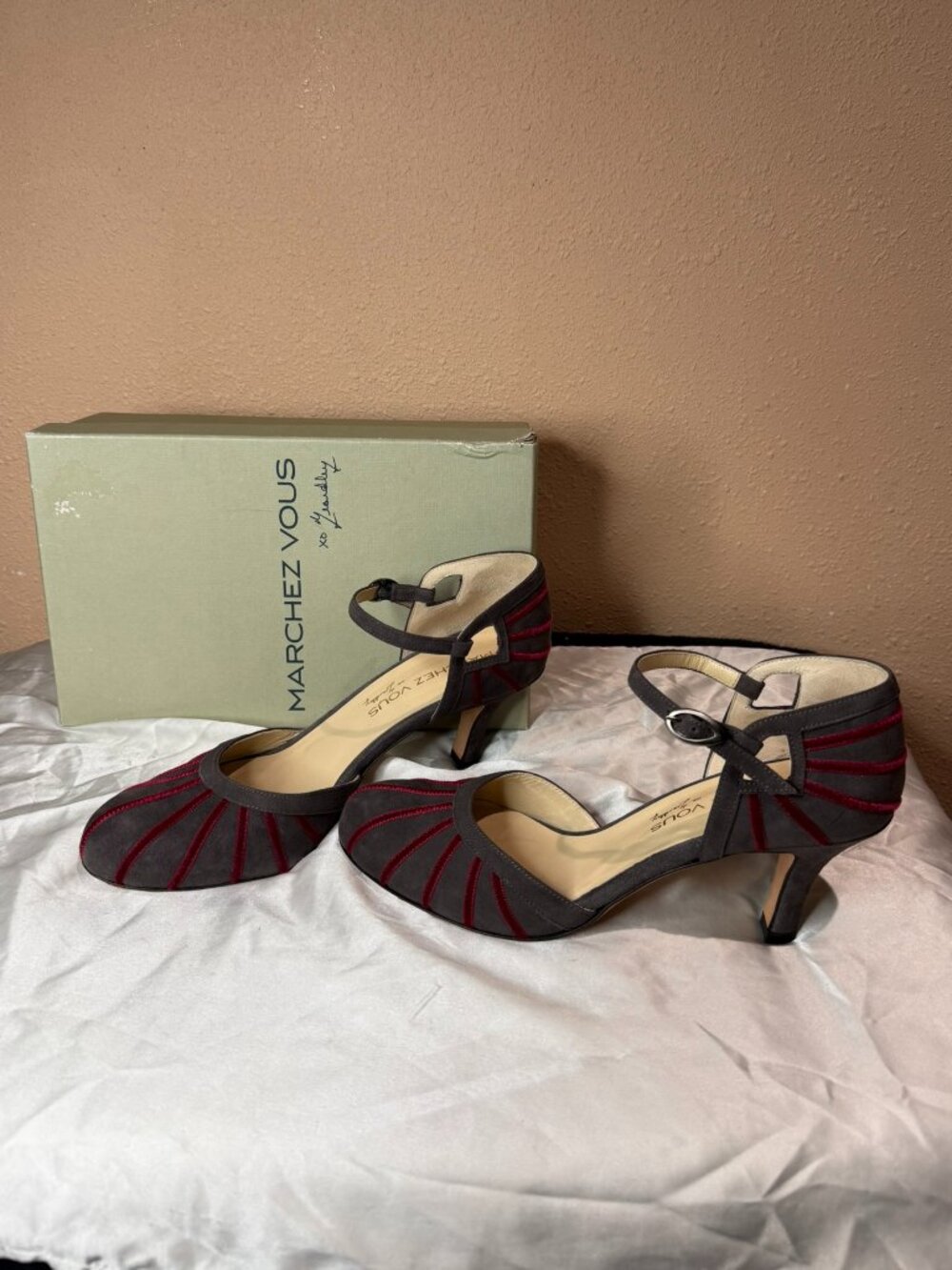 Marchez Vous xo Yeardley Gray Suede Red Pleated Sunburst Ankle Strap Heels S 11